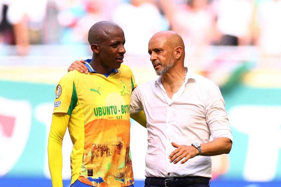 Mamelodi Sundowns coach Miguel Cardoso and right-back Khuliso Mudau 