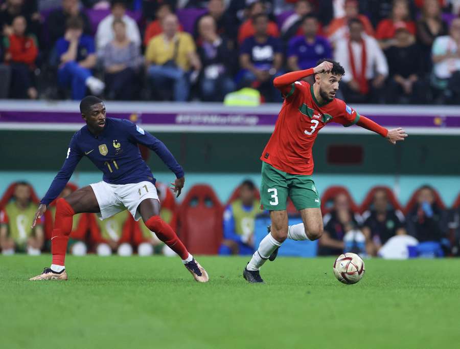 Ousmane Dembélé au duel avec Noussair Mazraoui lors de la demi-finale du Mondial 2022 entre la France et le Maroc, le 14 décembre 2022 à Al-Khor Ousmane Dembélé au duel avec Noussair Mazraoui lors de la demi-finale du Mondial 2022 entre la France et le Maroc, le 14 décembre 2022 à Al-Khor