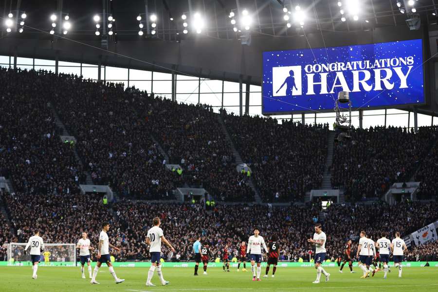 Tottenham's Harry Kane (C) celebrates with teammates