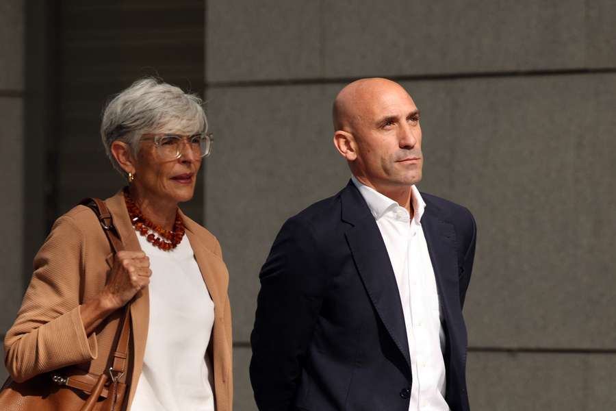 Luis Rubiales (R) en zijn advocate Olga Tubau