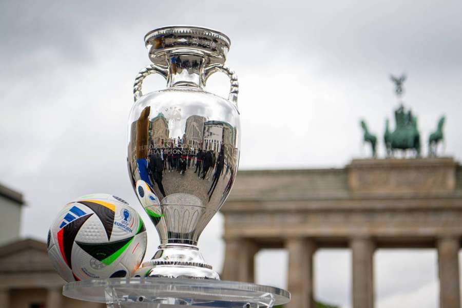 A Taça Henri Delaunay para o vencedor do Campeonato da Europa em frente à Porta de Brandenburgo, em Berlim