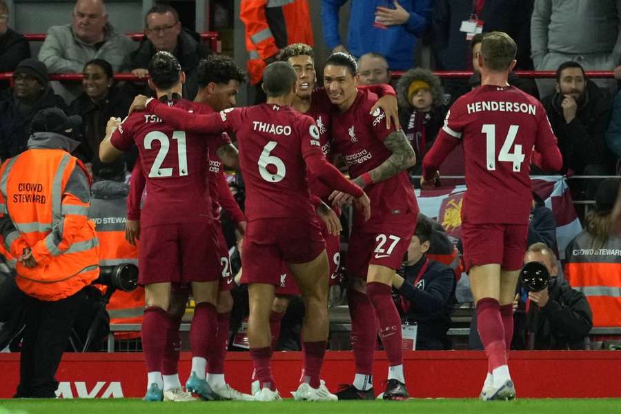 Radosť hráčov Liverpoolu, ktorí oslavujú víťazný zásah Núñeza.