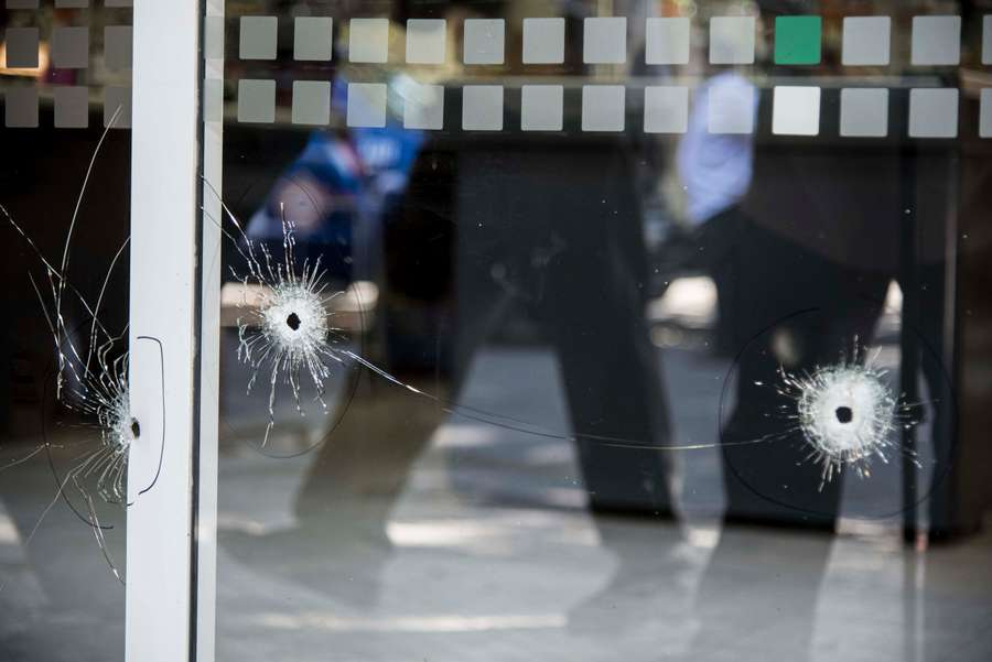 Skudhuller i vinduet på supermarkedet i Rosario.