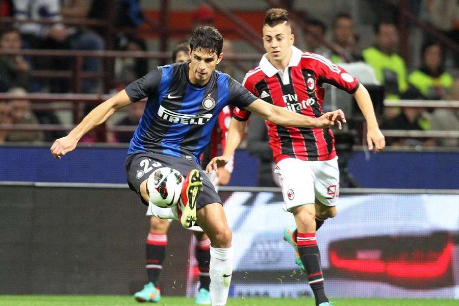 Stephan El Shaarawy, în duel cu Andrea Ranocchia, în timpul unui duel Inter - AC Milan disputat în 2012