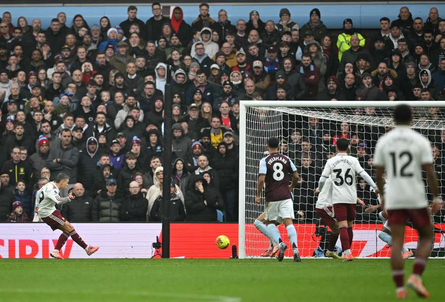 Belgijski pomocnik Arsenalu #19 Leandro Trossard zdobywa wyrównującą bramkę podczas meczu Premier League pomiędzy Aston Villą a Arsenalem na stadionie Villa Park Belgijski pomocnik Arsenalu #19 Leandro Trossard zdobywa wyrównującą bramkę podczas meczu Premier League pomiędzy Aston Villą a Arsenalem na stadionie Villa Park