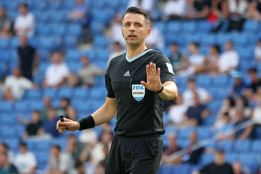 Sędzia Igor Pajac prowadzi mecz Andory z Anglią 3. kolejki grupy K eliminacji do MŚ 2026, rozgrywany na stadionie RCDE w Barcelonie, 7 czerwca 2025 r. Sędzia Igor Pajac prowadzi mecz Andory z Anglią 3. kolejki grupy K eliminacji do MŚ 2026, rozgrywany na stadionie RCDE w Barcelonie, 7 czerwca 2025 r.