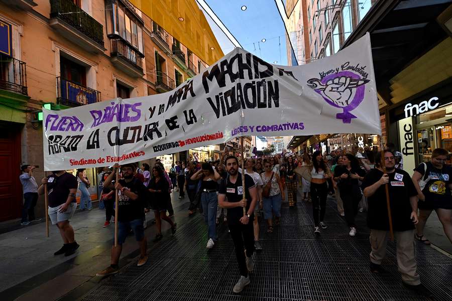 Centenas de manifestantes em Madrid a exigir demissão de Rubiales