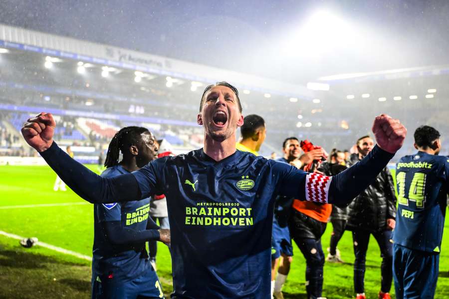 PSV viert de zege op Heerenveen met de meegereisde supporters