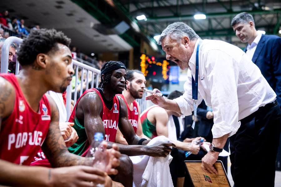 Mário Gomes, selecionador português de basquetebol Mário Gomes, selecionador português de basquetebol