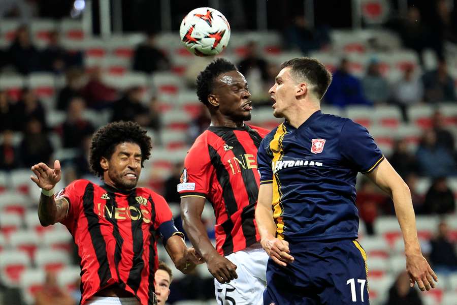 Youssouf Ndayishimiye heads the ball next to Dante and FC Twente's Alex Van Hoorenbeeck 