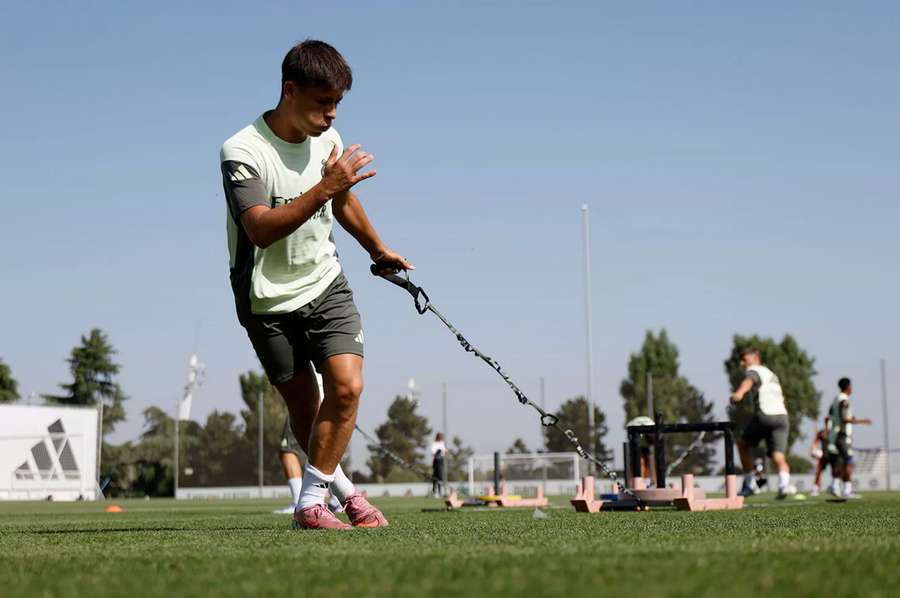 Arda Güler, haciendo arrastre en el primer entrenamiento del domingo