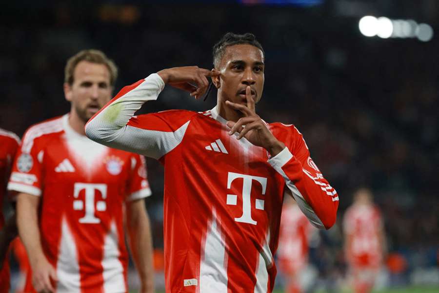 Olise prowadzi Bayern do rekordów i trofeów.