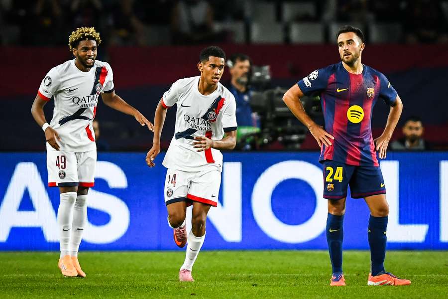 Mbaye (l.) und Mayulu (m.) am 2. Spieltag der Champions-League-Phase zwischen Barcelona und PSG. Mbaye (l.) und Mayulu (m.) am 2. Spieltag der Champions-League-Phase zwischen Barcelona und PSG.