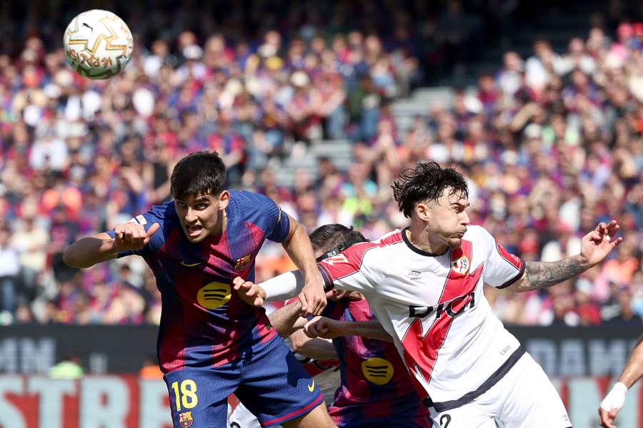 Andrei Rațiu în duel cu fundașul catalan Gerard Martin Andrei Rațiu în duel cu fundașul catalan Gerard Martin