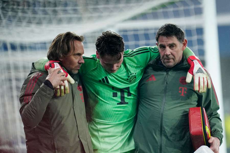 Urbig konnte das Spielfeld nur mit Unterstützung verlassen