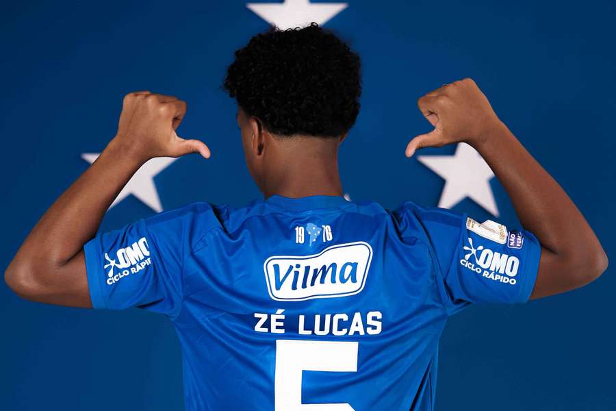 Zé Lucas é o novo camisa 5 do Cruzeiro Zé Lucas é o novo camisa 5 do Cruzeiro