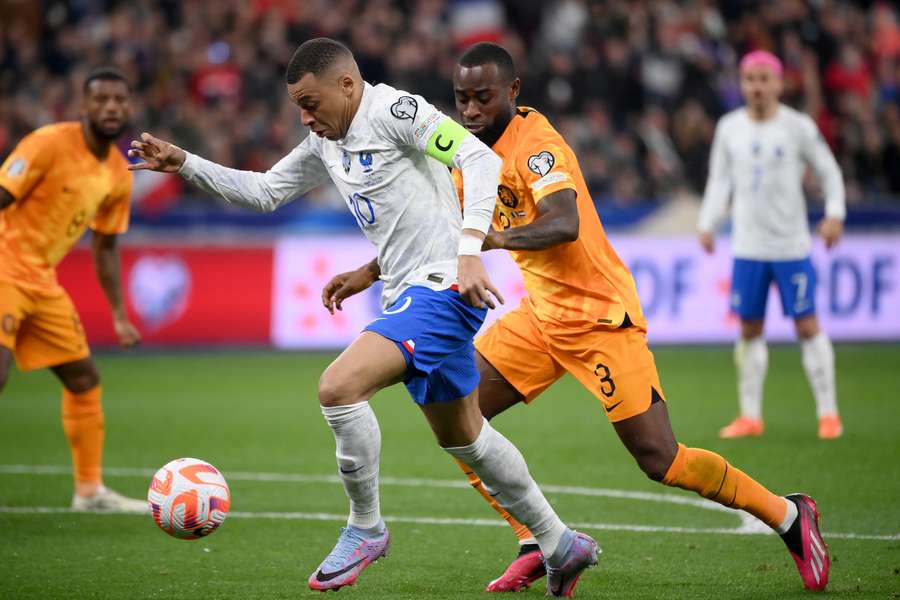 Geertruida s'est blessé aux ischio-jambiers lors de la défaite 4-0 contre la France vendredi.