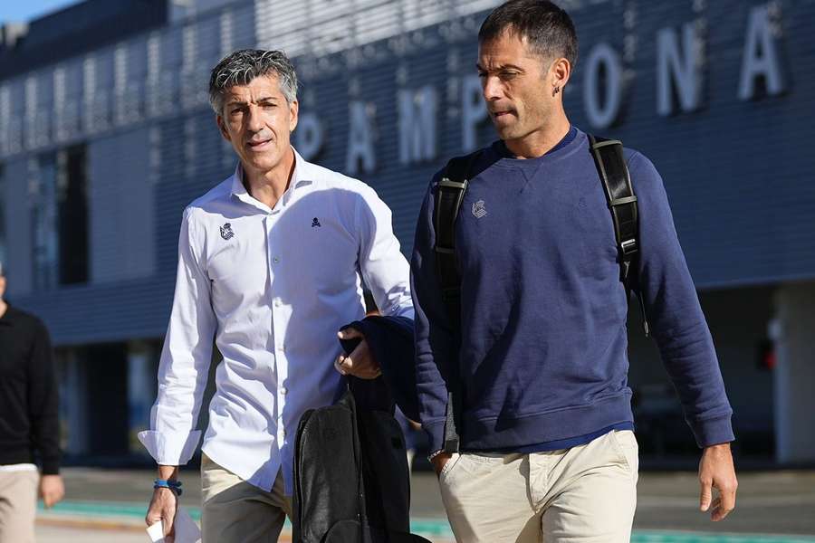 Imanol Alguacil, treinador da Real Sociedad (esq.), à saída de Pamplona