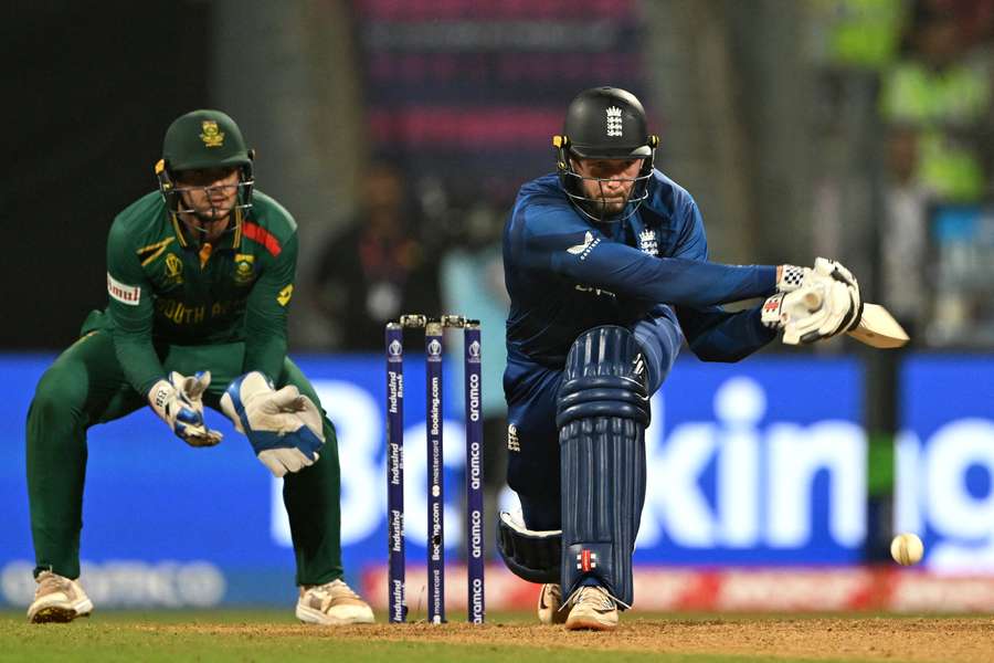 England's Gus Atkinson (R) plays a shot as South Africa's wicketkeeper Quinton de Kock watches