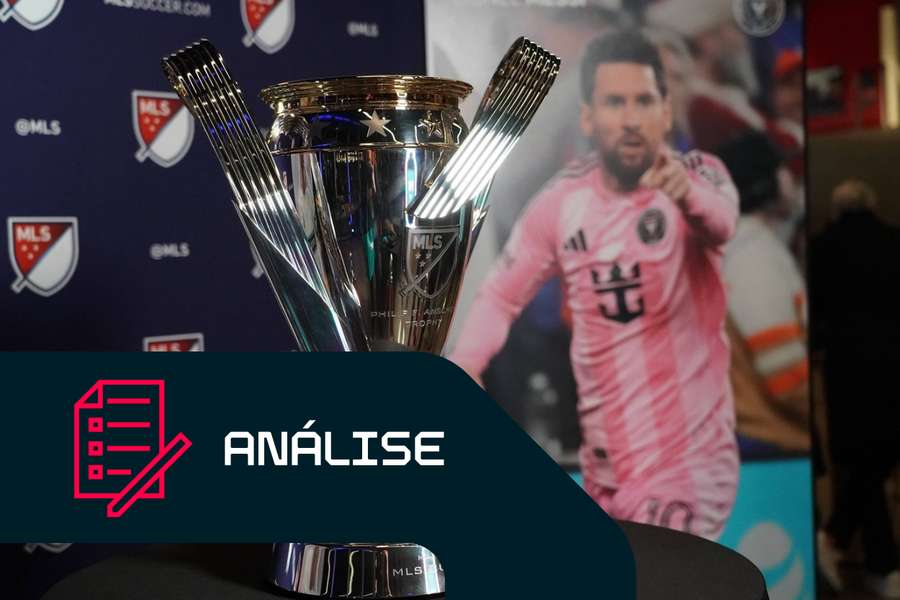 Uma fotografia do troféu da MLS Cup Uma fotografia do troféu da MLS Cup