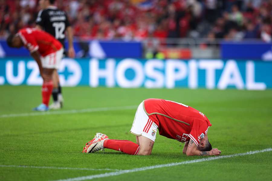 O desalento dos jogadores do Benfica após o apito final