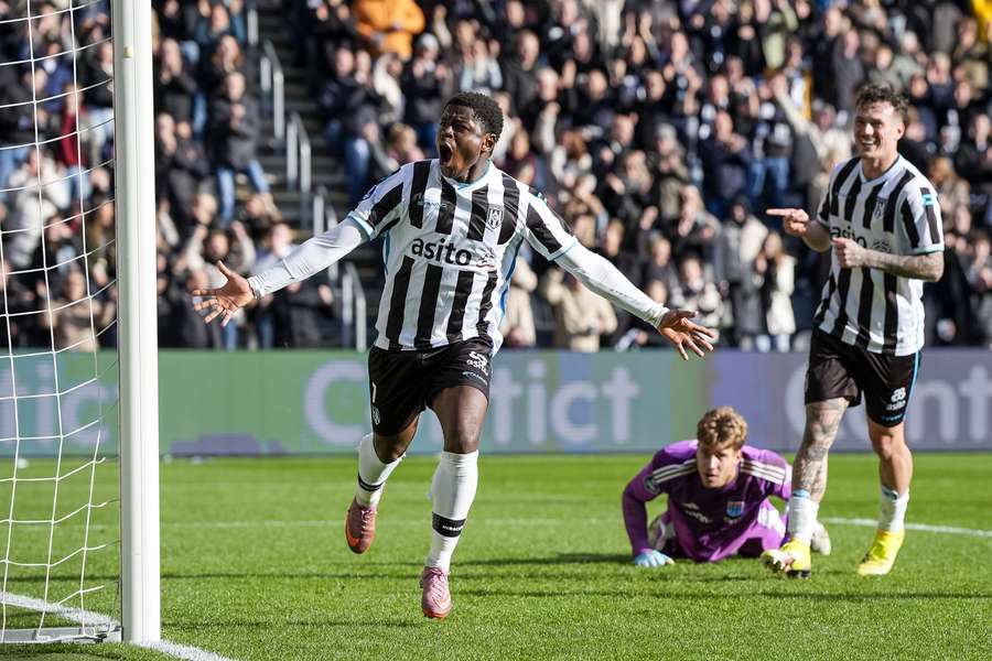 Bryan Limbombe slaví jeden z osmi góů v síti Zwolle.