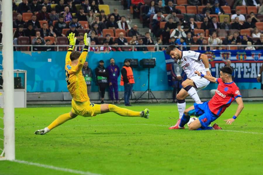 Adrian Șut blochează șutul lui Riccardo Orsolini