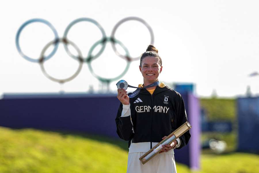 Esther Henseleit mit ihrer Silbermedaille.