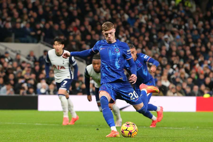 Cole Palmer se prepara para lanzar el penalti