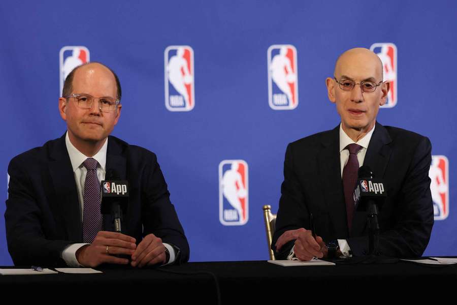 General Andreas Zagklis (izquierda) y Adam Silver 