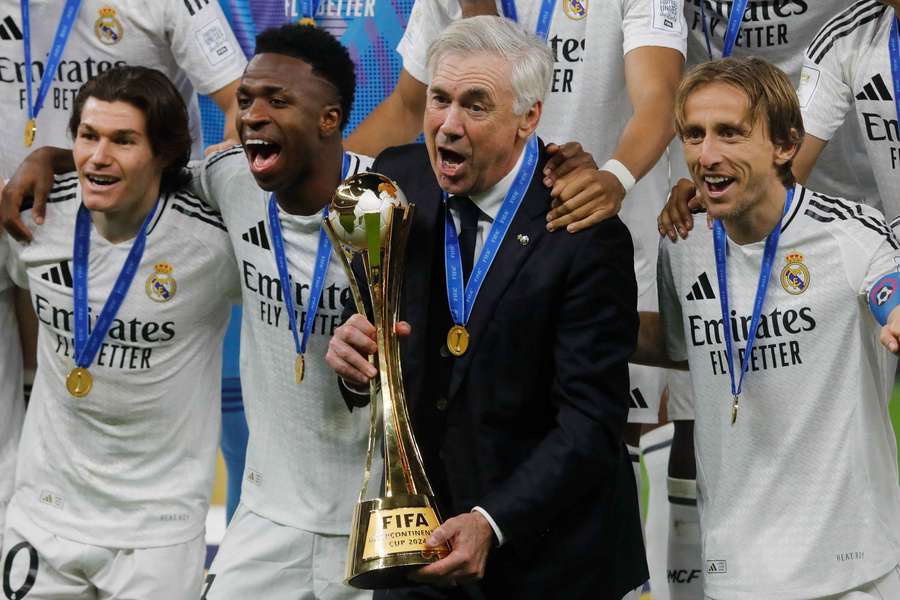 Ancelotti with the Intercontinental Club trophy