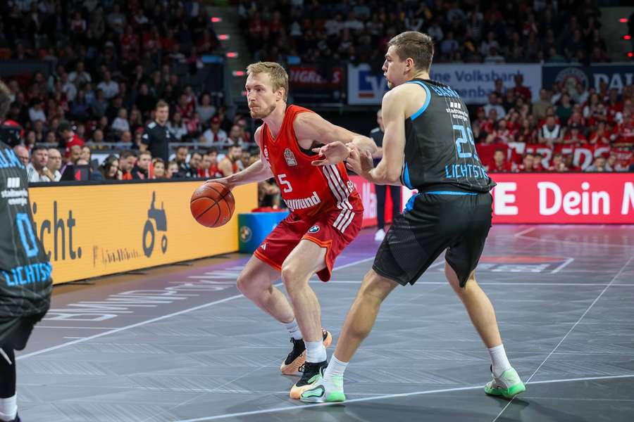 Niels Giffey im Duell mit Lorenz Bank.