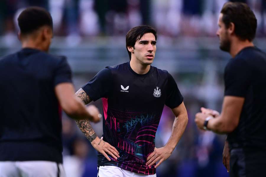 Newcastle United's Italian midfielder #08 Sandro Tonali warms up with teammates