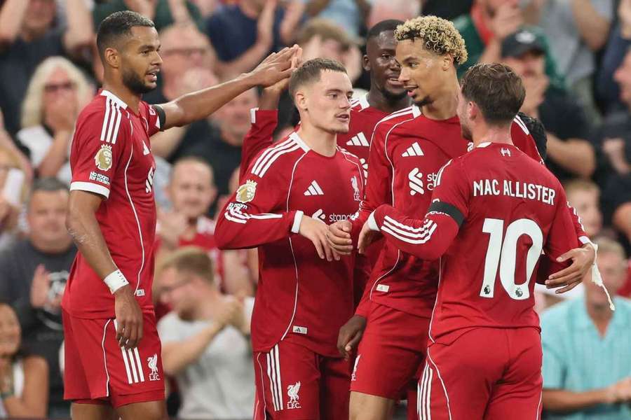 Florian Wirtz (M.) und Hugo Ékitiké (2. v. r.) jubeln inzwischen für den FC Liverpool.
