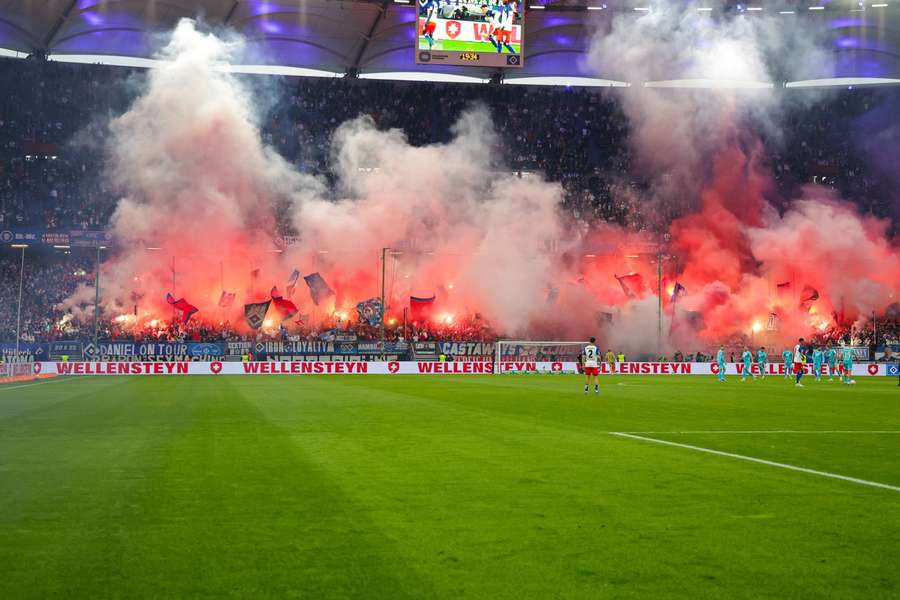Die Pyrotechnik zu Beginn der 2. Halbzeit. Die Pyrotechnik zu Beginn der 2. Halbzeit.