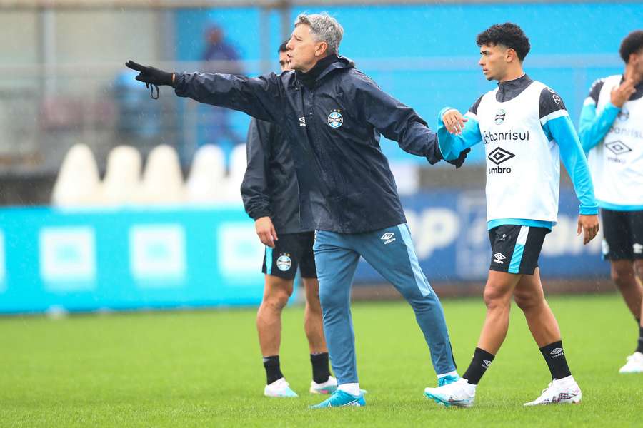 Renato Gaúcho orienta seus comandados durante treino prévio à partida contra o Furacão