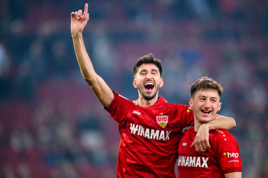 Atakan Karazor (l.) und Angelo Stiller (r.) feiern den 1:0-Sieg in Augsburg.