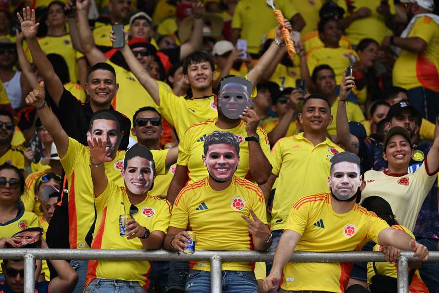 Adeptos colombianos durante a partida contra a Argentina.