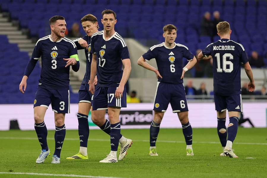 Andy Robertson donne des consignes à ses coéquipiers lors du match amical entre l'Écosse et la Côte d'Ivoire au Hill Dickinson Stadium de Liverpool, le 31 mars 2026. Andy Robertson donne des consignes à ses coéquipiers lors du match amical entre l'Écosse et la Côte d'Ivoire au Hill Dickinson Stadium de Liverpool, le 31 mars 2026.