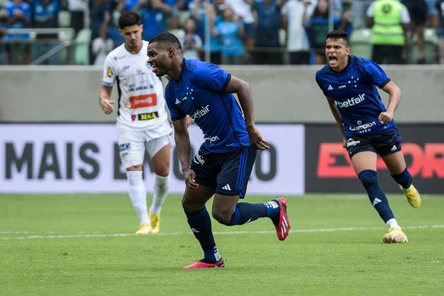 De pênalti, Nikão marcou o gol de empate do Cruzeiro na partida