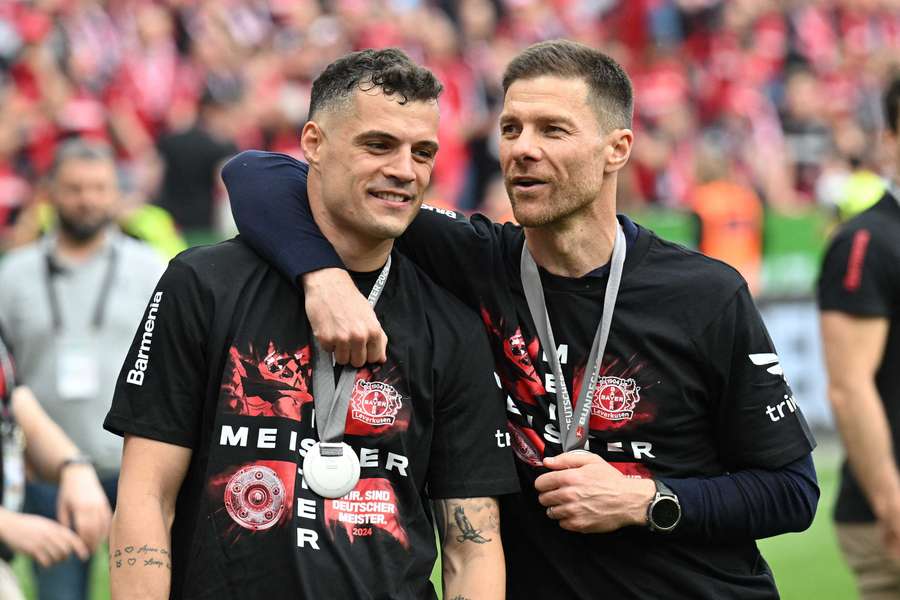 Xhaka a Alonso spolu v Leverkusenu oslavili double.