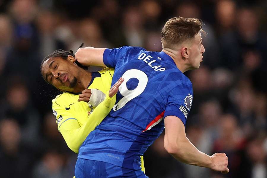 Liam Delap v souboji s Djedem Spencem. Liam Delap v souboji s Djedem Spencem.