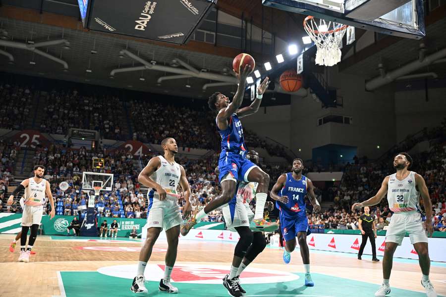 Jaylen Hoard et les Bleus assurent l'essentiel.