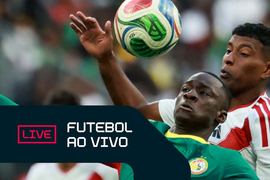 Disputa de bola durante amistoso entre Senegal e Peru, em Paris