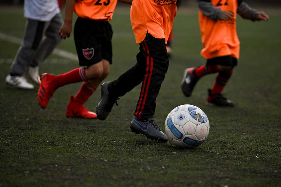 Suspenden a niños del argentino Newell's por fotografiarse con un jugador rival