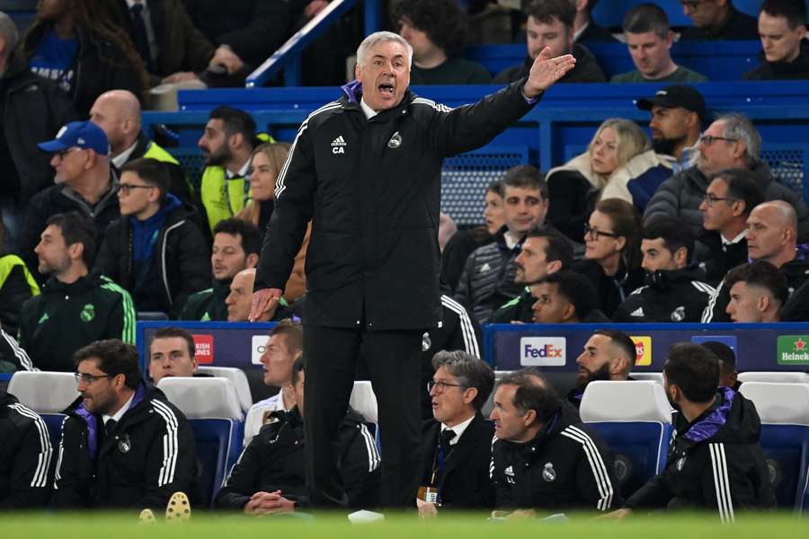 Ancelotti, donnant des instructions à Stamford Bridge