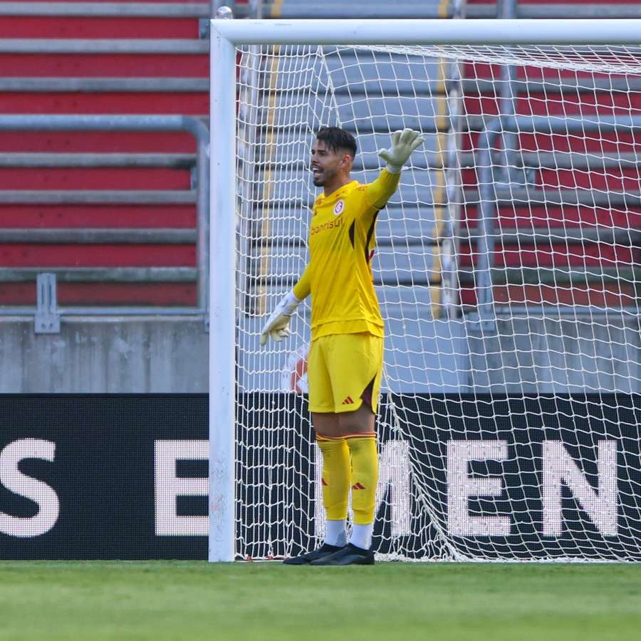 Ivan sofreu lesão no joelho em sua estreia pelo Inter