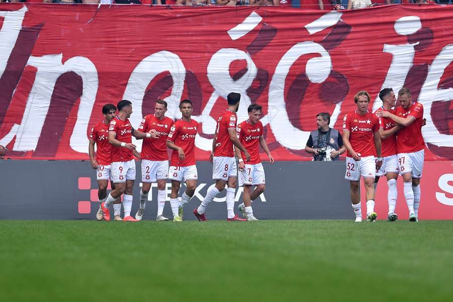Wisła cierpiała w końcówce, ale odnosi kolejne zwycięstwo. Premierowy gol Macieja Kuziemki