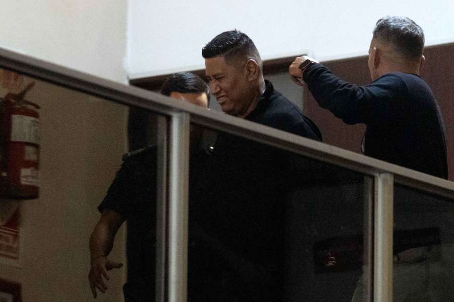 Julio Coria abandonó la audiencia judicial en San Isidro esposado y bajo custodia policial.