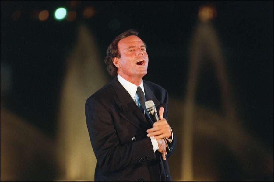 Julio Iglesias durante uma apresentação em 1989